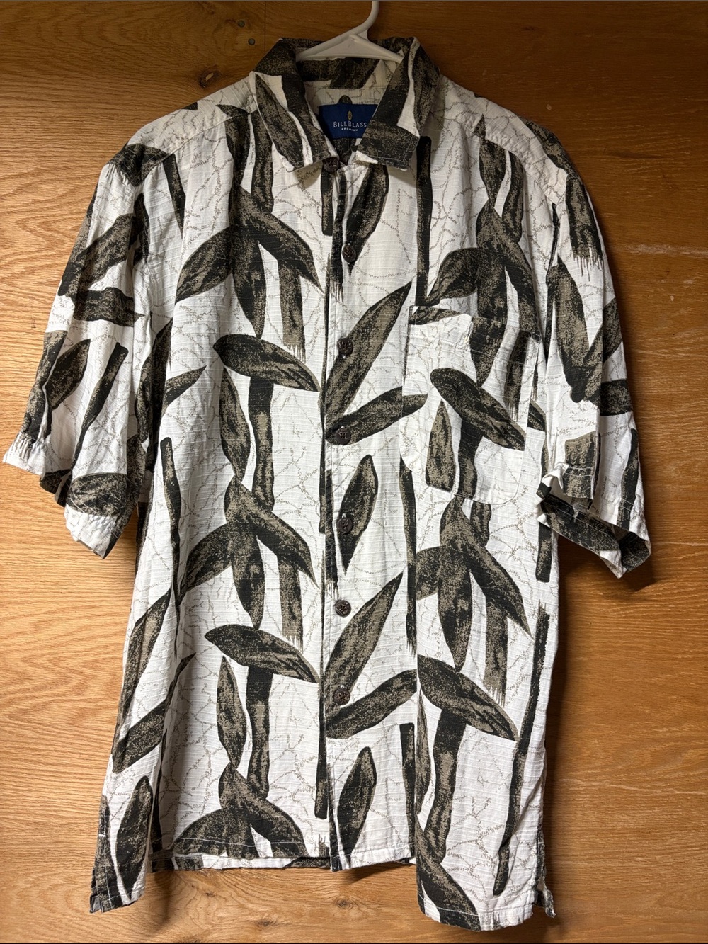 Bill Blass Vintage White Short-Sleeve Button-Up Shirt with Bold Olive Leaf Print